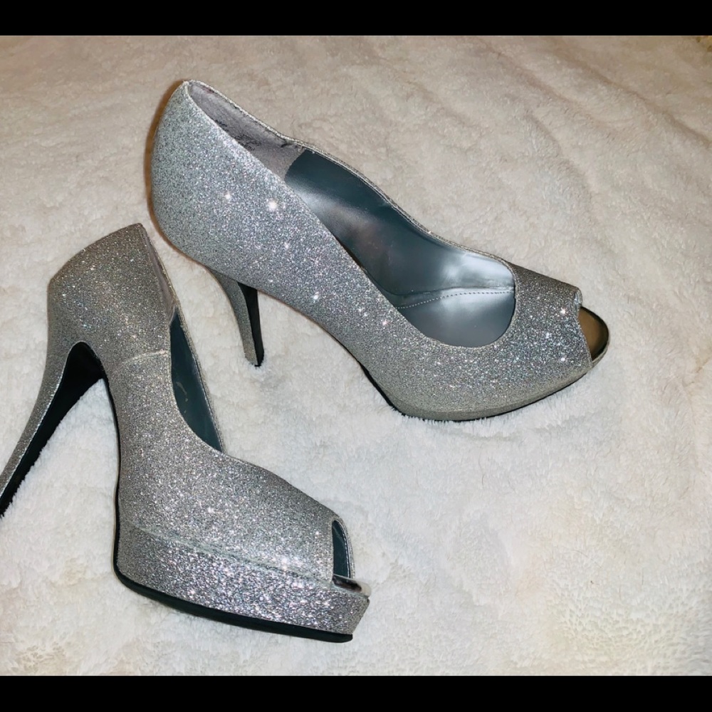 NIB Fioni Silver Sparkly open toe heels. 7 1/2 - Picture 6 of 7